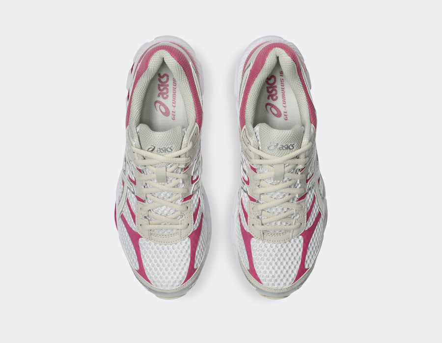 ASICS Gel-Cumulus 16 White Cream Pink en mesh blanc avec détails crème et roses, amorti GEL et silhouette rétro-running moderne.