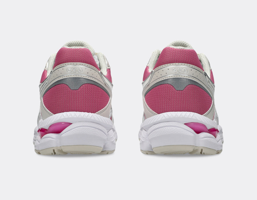 ASICS Gel-Cumulus 16 White Cream Pink en mesh blanc avec détails crème et roses, amorti GEL et silhouette rétro-running moderne.