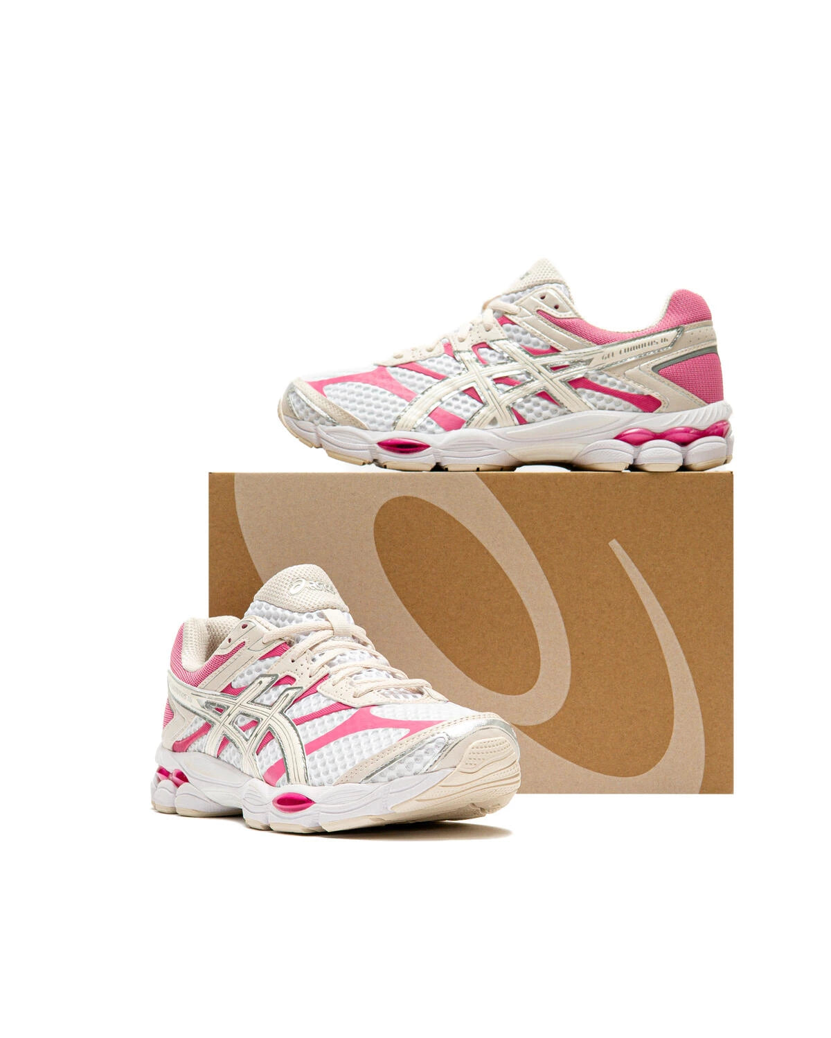 ASICS Gel-Cumulus 16 White Cream Pink en mesh blanc avec détails crème et roses, amorti GEL et silhouette rétro-running moderne.