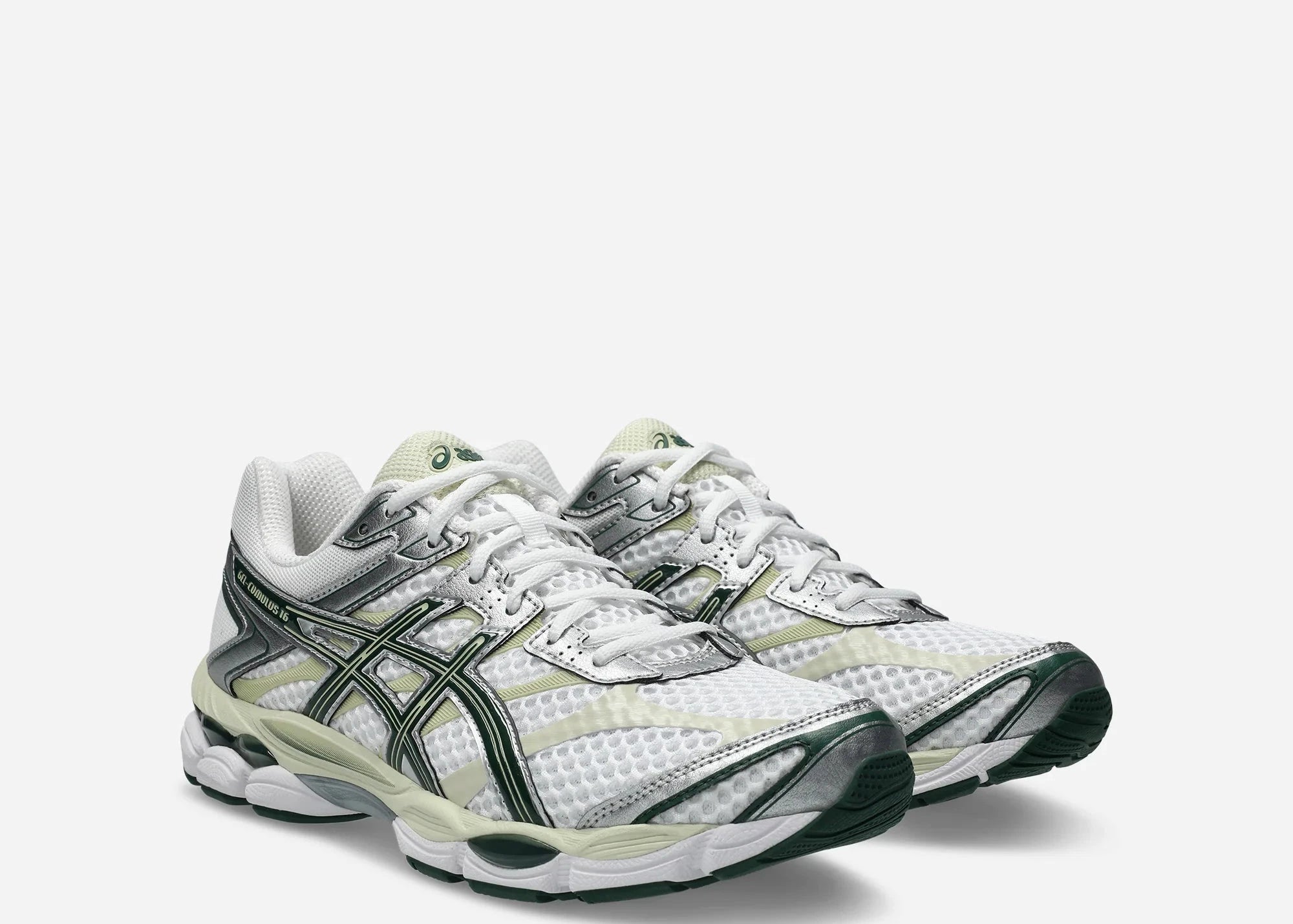 ASICS Gel-Cumulus 16 White Forest Night en mesh blanc avec détails vert foncé, amorti GEL et silhouette rétro-running technique.
