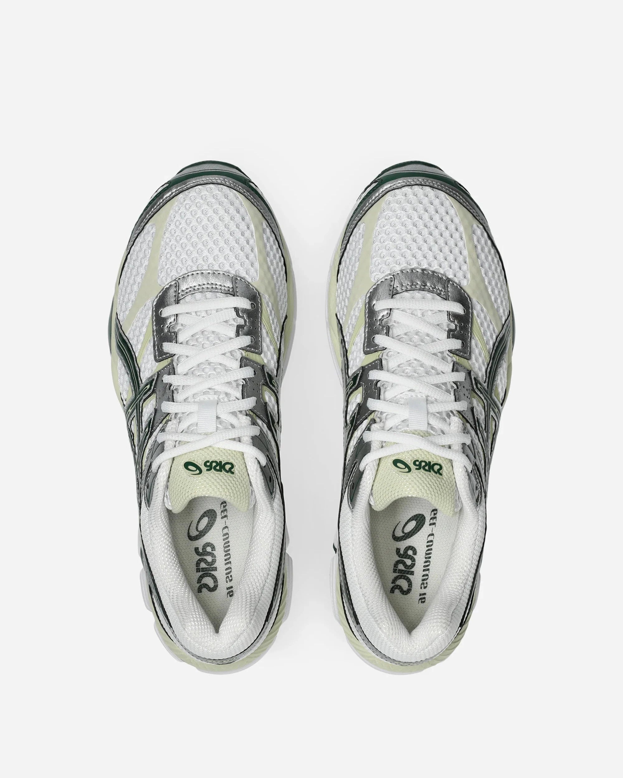 ASICS Gel-Cumulus 16 White Forest Night en mesh blanc avec détails vert foncé, amorti GEL et silhouette rétro-running technique.