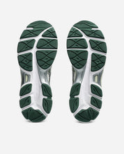 ASICS Gel-Cumulus 16 White Forest Night en mesh blanc avec détails vert foncé, amorti GEL et silhouette rétro-running technique.