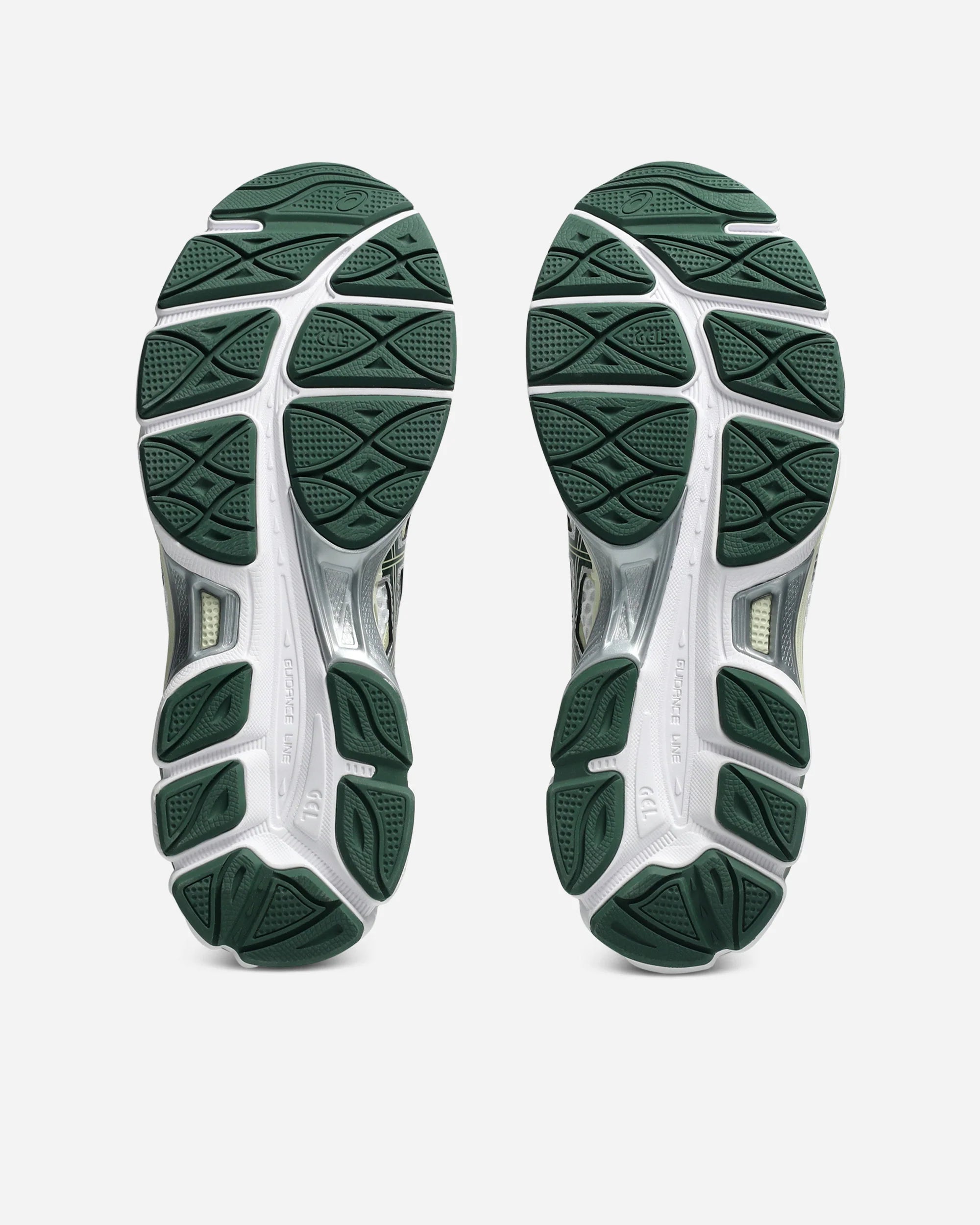 ASICS Gel-Cumulus 16 White Forest Night en mesh blanc avec détails vert foncé, amorti GEL et silhouette rétro-running technique.