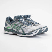 Sneaker ASICS Gel-Cumulus 16 White Ironclad en mesh blanc avec détails gris métallisés, amorti GEL et silhouette rétro-running technique.