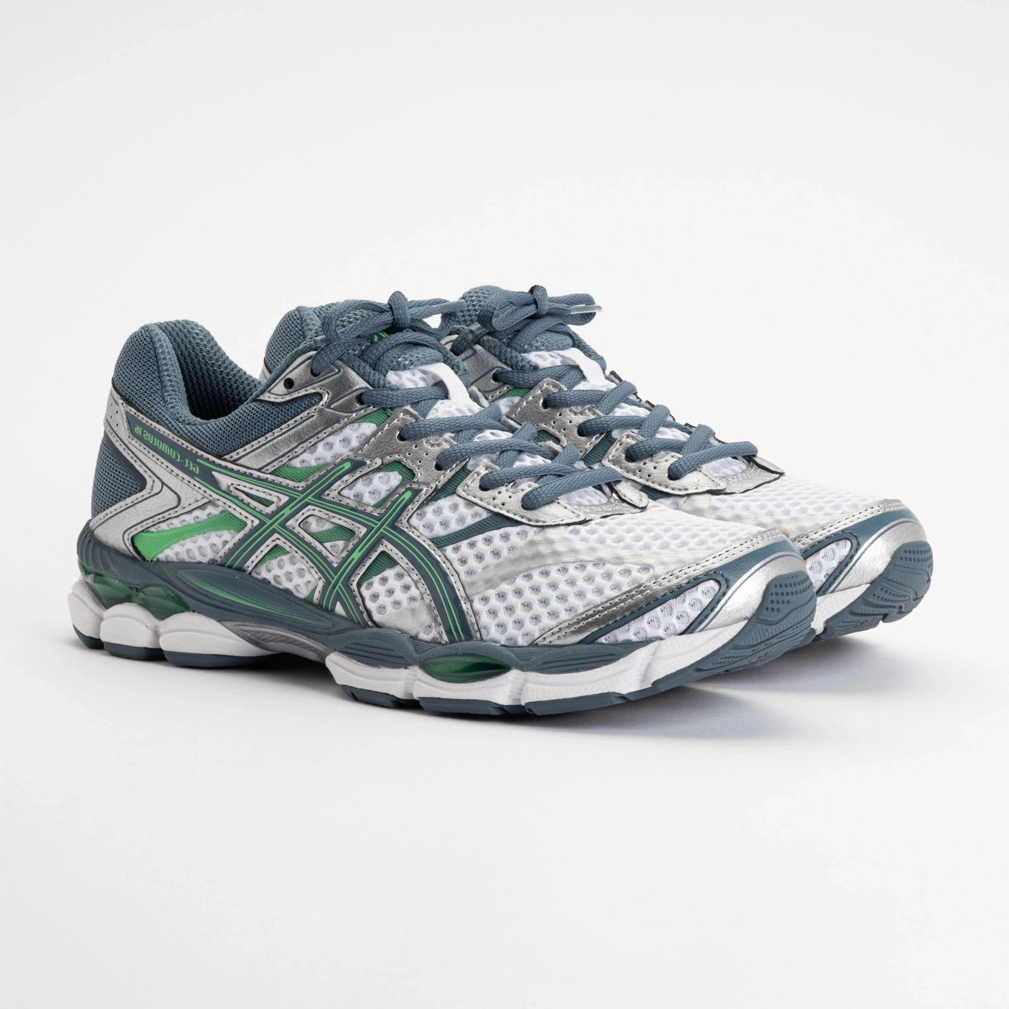 Sneaker ASICS Gel-Cumulus 16 White Ironclad en mesh blanc avec détails gris métallisés, amorti GEL et silhouette rétro-running technique.