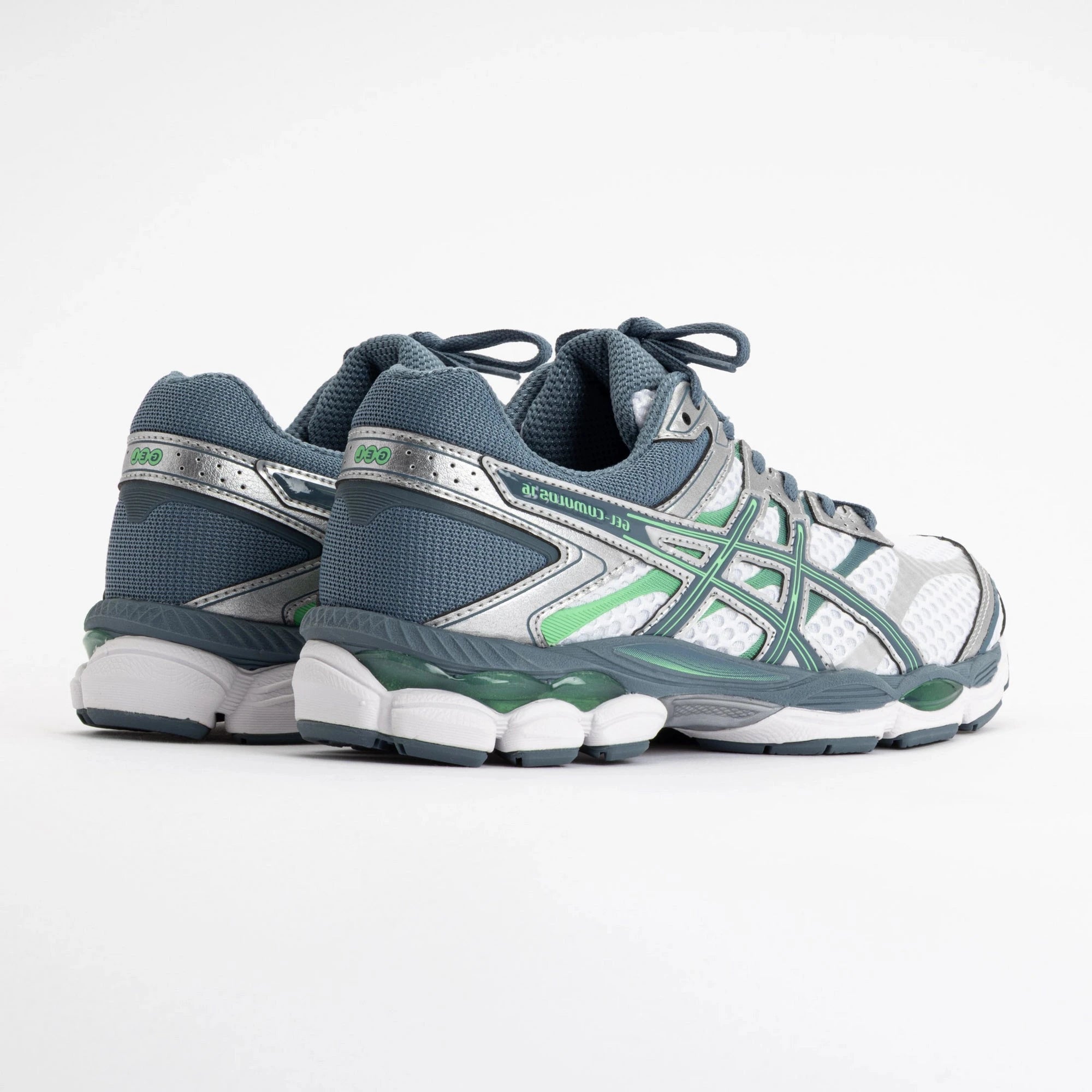 Sneaker ASICS Gel-Cumulus 16 White Ironclad en mesh blanc avec détails gris métallisés, amorti GEL et silhouette rétro-running technique.