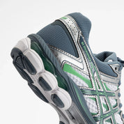 Sneaker ASICS Gel-Cumulus 16 White Ironclad en mesh blanc avec détails gris métallisés, amorti GEL et silhouette rétro-running technique.