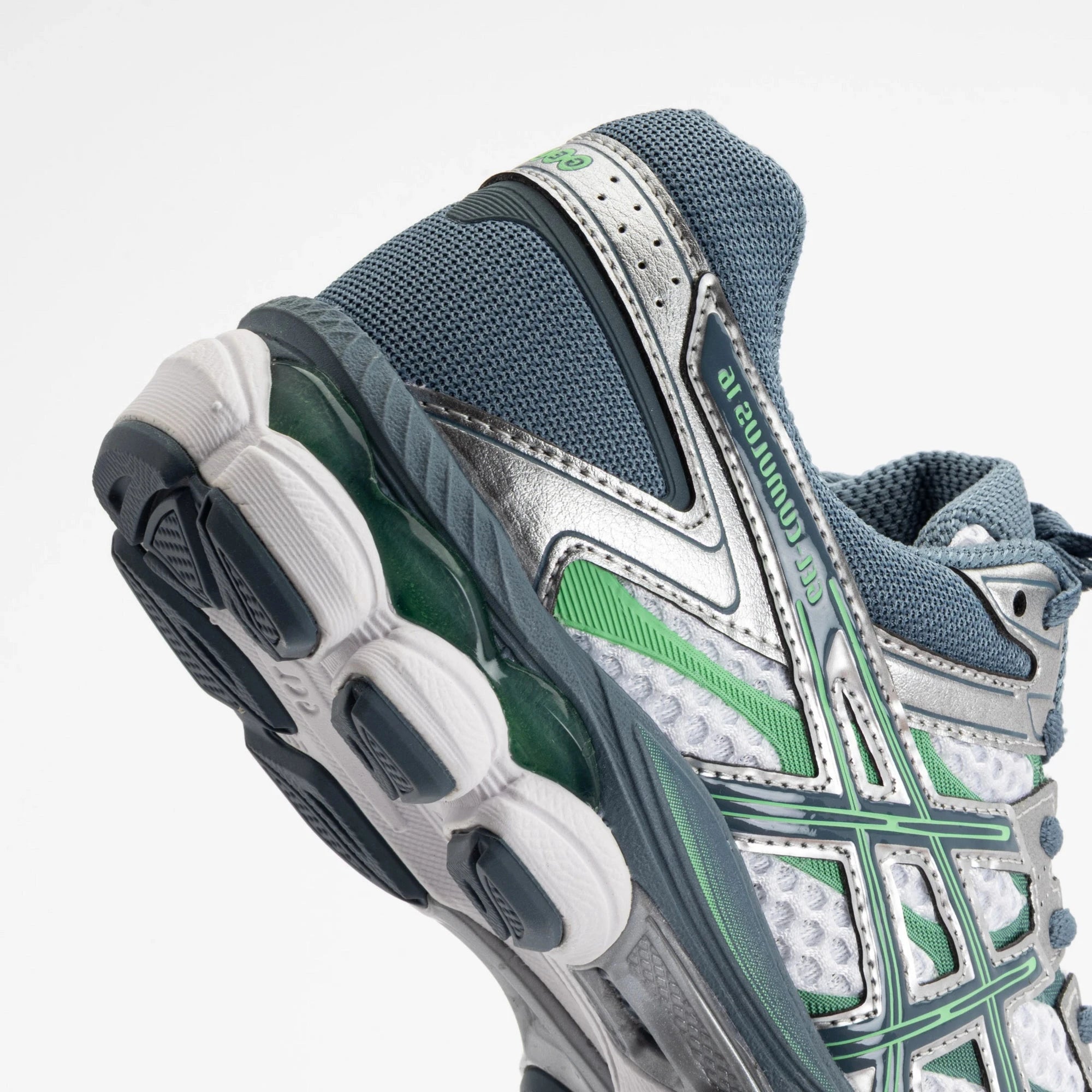 Sneaker ASICS Gel-Cumulus 16 White Ironclad en mesh blanc avec détails gris métallisés, amorti GEL et silhouette rétro-running technique.