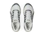 ASICS Gel-Cumulus 16 White Midnight en mesh blanc avec détails bleu nuit, amorti GEL et silhouette rétro-running technique