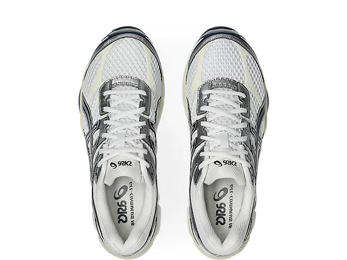 ASICS Gel-Cumulus 16 White Midnight en mesh blanc avec détails bleu nuit, amorti GEL et silhouette rétro-running technique