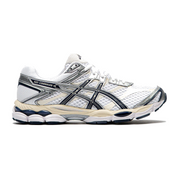ASICS Gel-Cumulus 16 White Midnight en mesh blanc avec détails bleu nuit, amorti GEL et silhouette rétro-running technique.