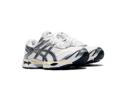ASICS Gel-Cumulus 16 White Midnight en mesh blanc avec détails bleu nuit, amorti GEL et silhouette rétro-running technique.