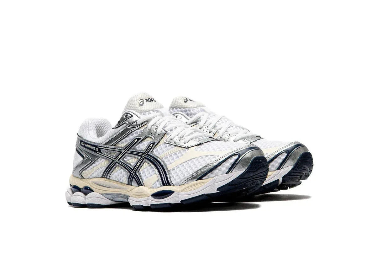 ASICS Gel-Cumulus 16 White Midnight en mesh blanc avec détails bleu nuit, amorti GEL et silhouette rétro-running technique.