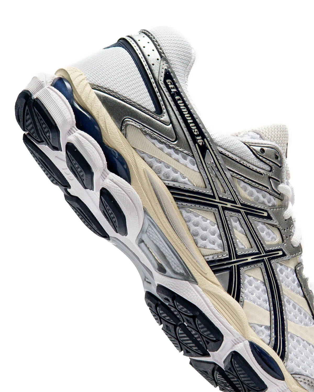ASICS Gel-Cumulus 16 White Midnight en mesh blanc avec détails bleu nuit, amorti GEL et silhouette rétro-running technique.