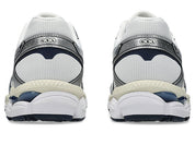 ASICS Gel-Cumulus 16 White Midnight en mesh blanc avec détails bleu nuit, amorti GEL et silhouette rétro-running technique.