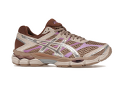 Sneaker ASICS Gel-Cumulus 16 Cinnamon Pure Silver en mesh brun cannelle avec détails argentés et amorti GEL confortable.   
