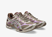 Sneaker ASICS Gel-Cumulus 16 Cinnamon Pure Silver en mesh brun cannelle avec détails argentés et amorti GEL confortable.