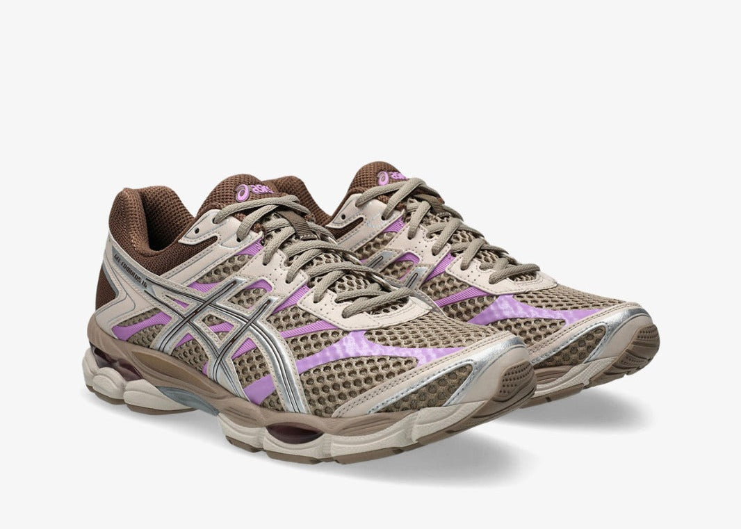 Sneaker ASICS Gel-Cumulus 16 Cinnamon Pure Silver en mesh brun cannelle avec détails argentés et amorti GEL confortable.