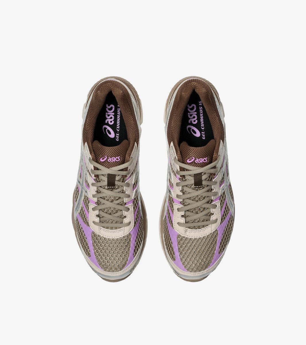 Sneaker ASICS Gel-Cumulus 16 Cinnamon Pure Silver en mesh brun cannelle avec détails argentés et amorti GEL confortable.