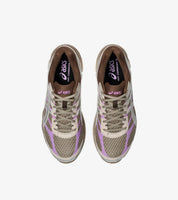 Sneaker ASICS Gel-Cumulus 16 Cinnamon Pure Silver en mesh brun cannelle avec détails argentés et amorti GEL confortable.