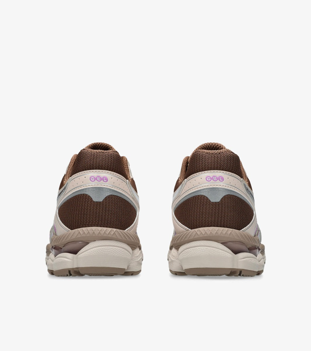 Sneaker ASICS Gel-Cumulus 16 Cinnamon Pure Silver en mesh brun cannelle avec détails argentés et amorti GEL confortable.