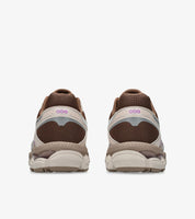 Sneaker ASICS Gel-Cumulus 16 Cinnamon Pure Silver en mesh brun cannelle avec détails argentés et amorti GEL confortable.