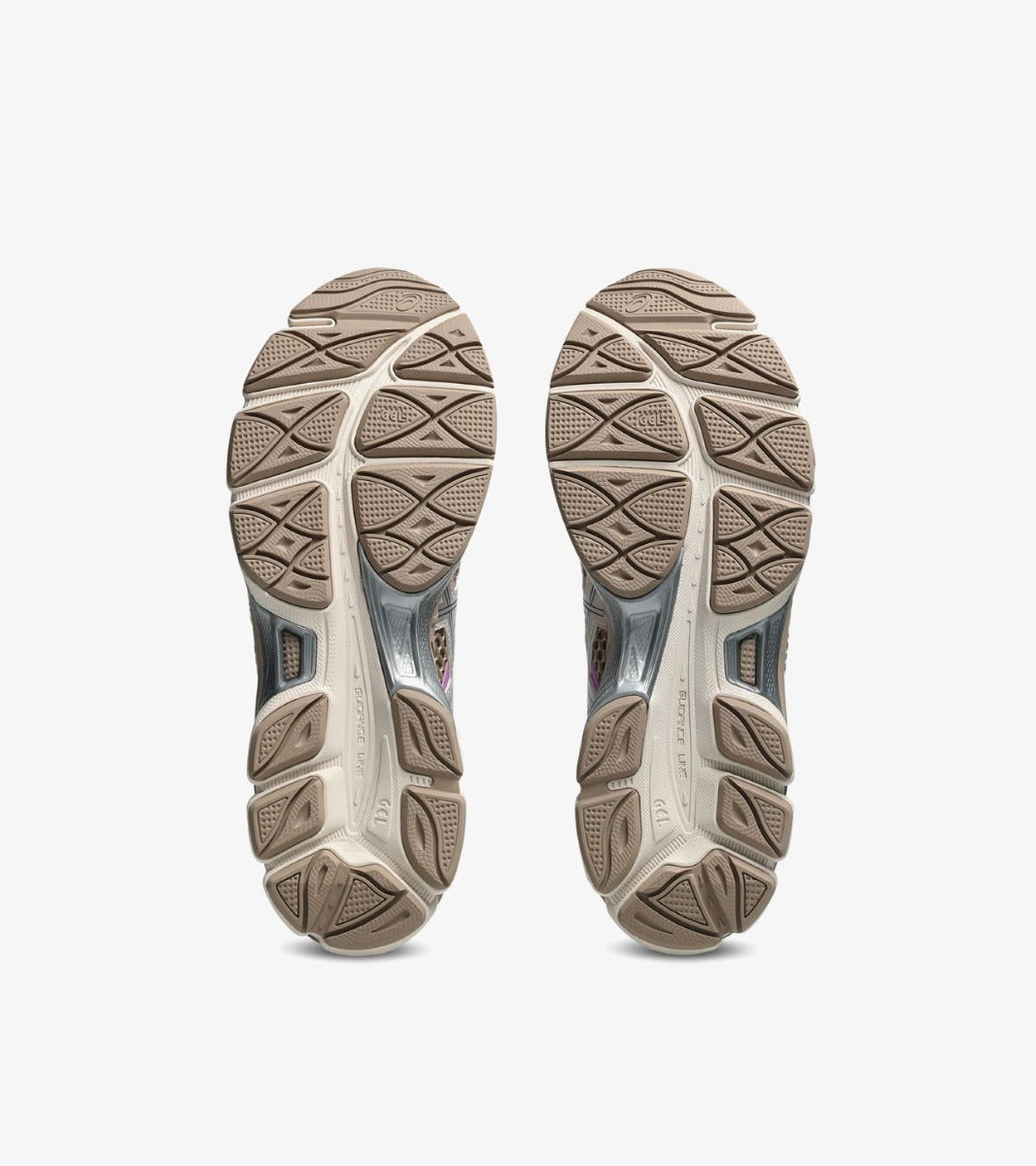 Sneaker ASICS Gel-Cumulus 16 Cinnamon Pure Silver en mesh brun cannelle avec détails argentés et amorti GEL confortable.