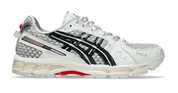 ASICS Gel-Kayano 12.1 PACE Cream Black crème et noire avec superpositions texturées, branding PACE et semelle GEL FLUIDRIDE.