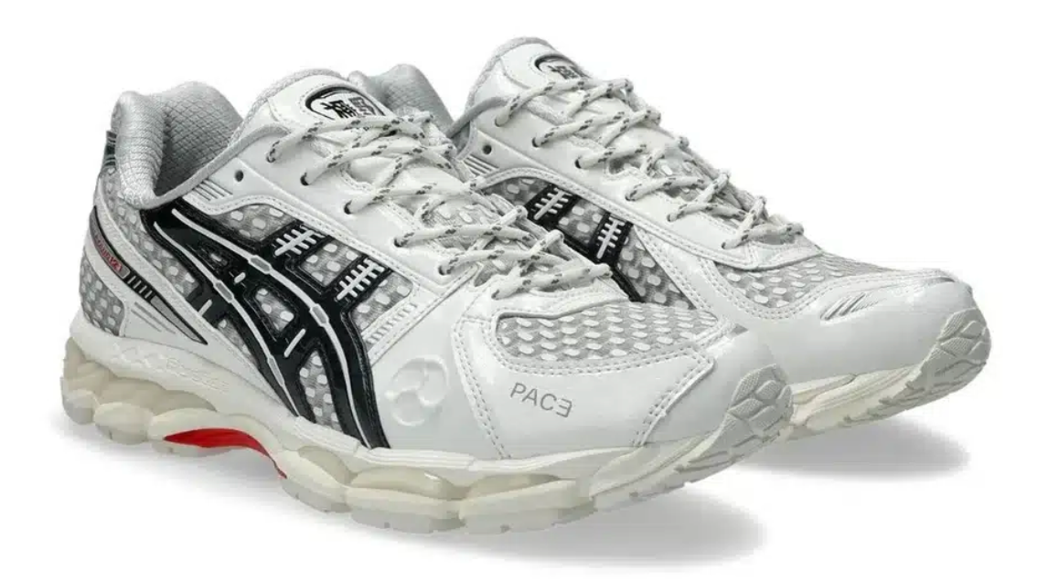 ASICS Gel-Kayano 12.1 PACE Cream Black crème et noire avec superpositions texturées, branding PACE et semelle GEL FLUIDRIDE.