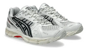 ASICS Gel-Kayano 12.1 PACE Cream Black crème et noire avec superpositions texturées, branding PACE et semelle GEL FLUIDRIDE.