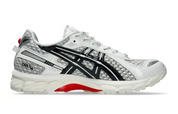 ASICS Gel-Kayano 12.1 PACE Cream Black crème et noire avec superpositions texturées, branding PACE et semelle GEL FLUIDRIDE.