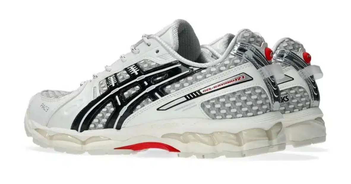 ASICS Gel-Kayano 12.1 PACE Cream Black crème et noire avec superpositions texturées, branding PACE et semelle GEL FLUIDRIDE.
