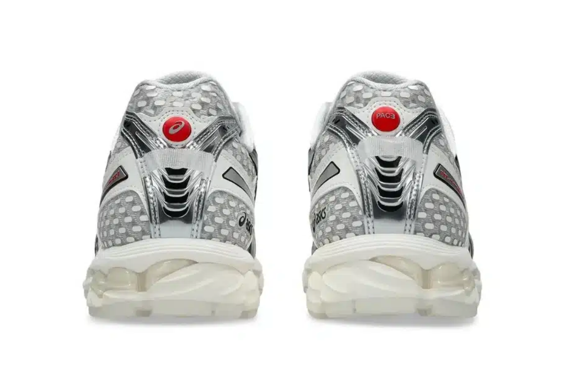 ASICS Gel-Kayano 12.1 PACE Cream Black crème et noire avec superpositions texturées, branding PACE et semelle GEL FLUIDRIDE.