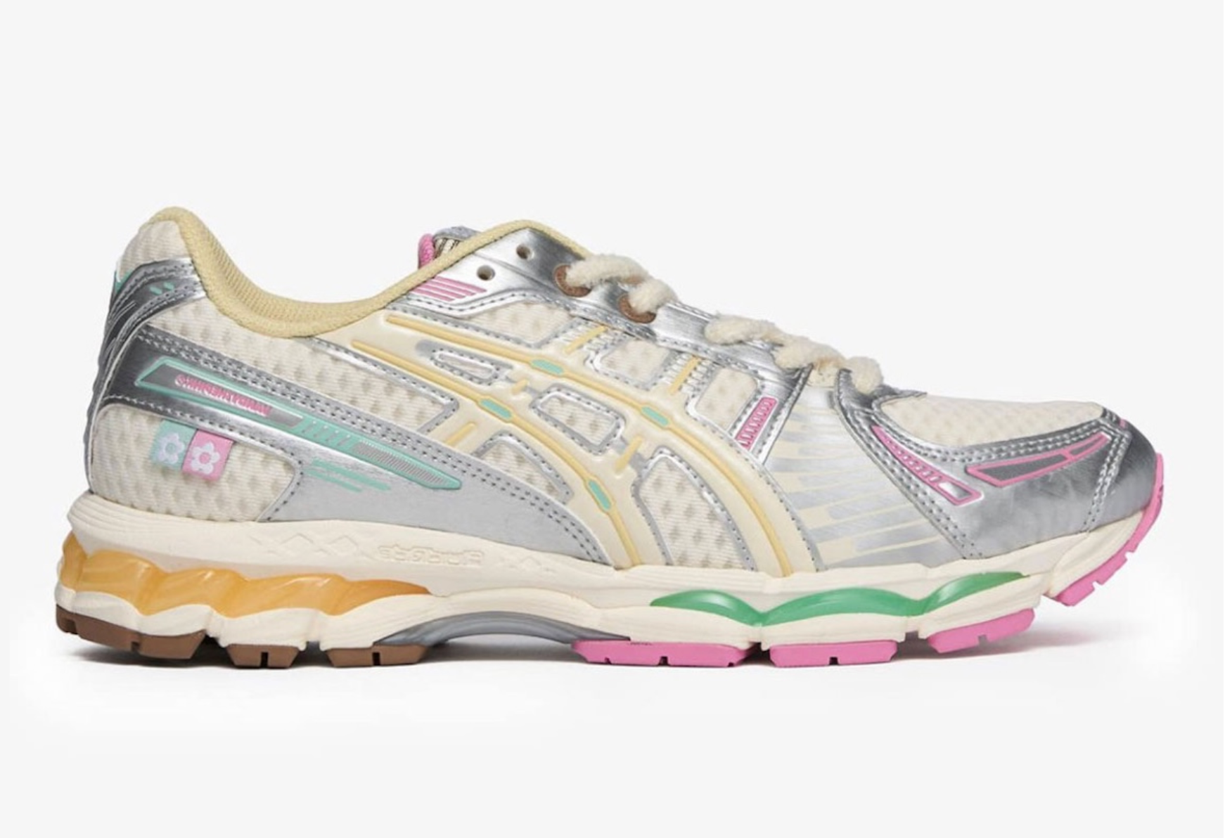 ASICS Gel-Kayano 12.1 Vandy The Pink Vanilla, sneaker crème rétro-running issue de la collaboration Vandy The Pink x ASICS avec technologie GEL™ vue de profil. 