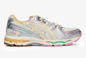 ASICS Gel-Kayano 12.1 Vandy The Pink Vanilla, sneaker crème rétro-running issue de la collaboration Vandy The Pink x ASICS avec technologie GEL™ vue de profil. 