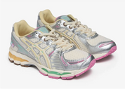 ASICS Gel-Kayano 12.1 Vandy The Pink Vanilla, sneaker crème rétro-running issue de la collaboration Vandy The Pink x ASICS avec technologie GEL™ vue de profil. 