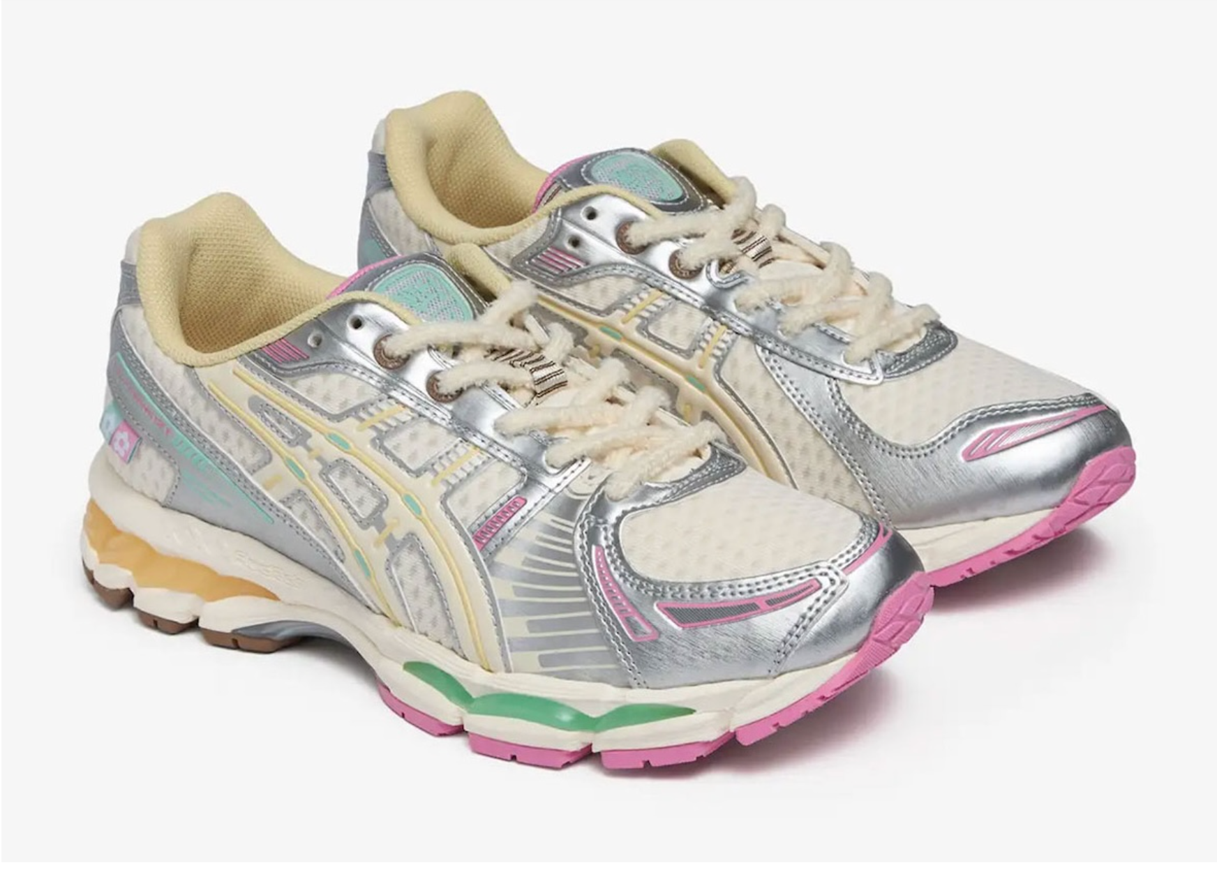 ASICS Gel-Kayano 12.1 Vandy The Pink Vanilla, sneaker crème rétro-running issue de la collaboration Vandy The Pink x ASICS avec technologie GEL™ vue de profil. 