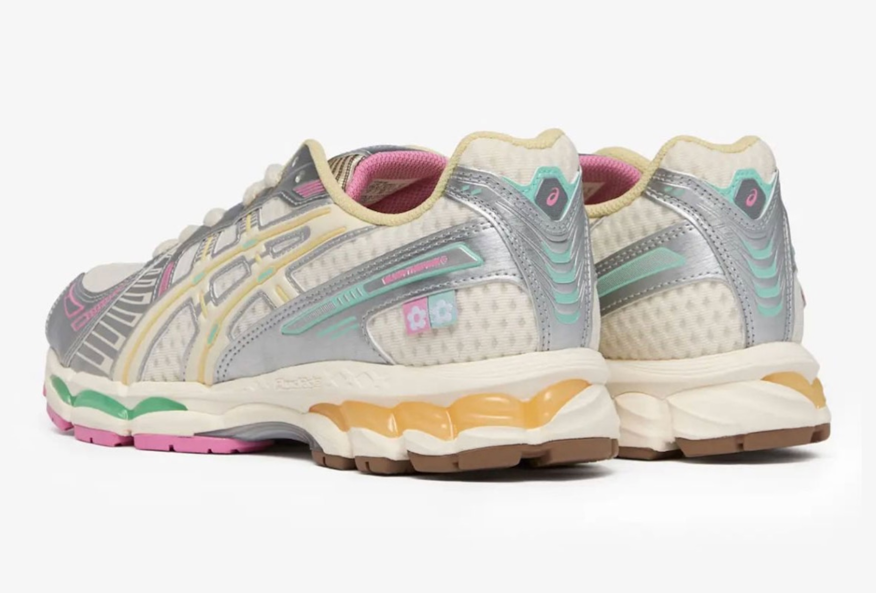 ASICS Gel-Kayano 12.1 Vandy The Pink Vanilla, sneaker crème rétro-running issue de la collaboration Vandy The Pink x ASICS avec technologie GEL™ vue de profil. 
