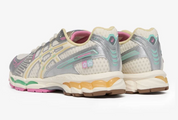 ASICS Gel-Kayano 12.1 Vandy The Pink Vanilla, sneaker crème rétro-running issue de la collaboration Vandy The Pink x ASICS avec technologie GEL™ vue de profil. 