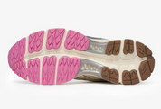 ASICS Gel-Kayano 12.1 Vandy The Pink Vanilla, sneaker crème rétro-running issue de la collaboration Vandy The Pink x ASICS avec technologie GEL™ vue de profil. 