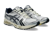  Chaussure de running ASICS Gel-Kayano 14 JJJJound White Navy , gris argenté , crème , noir , semelle légère et confortable , vu de 3/4