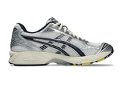  Chaussure de running ASICS Gel-Kayano 14 JJJJound White Navy , gris argenté , crème , noir , semelle légère et confortable , vu de profil