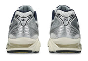  Chaussure de running ASICS Gel-Kayano 14 JJJJound White Navy , gris argenté , crème , noir , semelle légère et confortable , vu de derrière