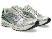 ASICS Gel-Kayano 14 Dried Leaf Green Pure Silver – sneakers rétro running vert feuille et argent avec amorti GEL , vue de coter