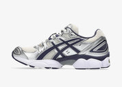 ASICS Gel-Nimbus 9 en mesh Oatmeal avec détails Indigo Fog et amorti GEL visible.