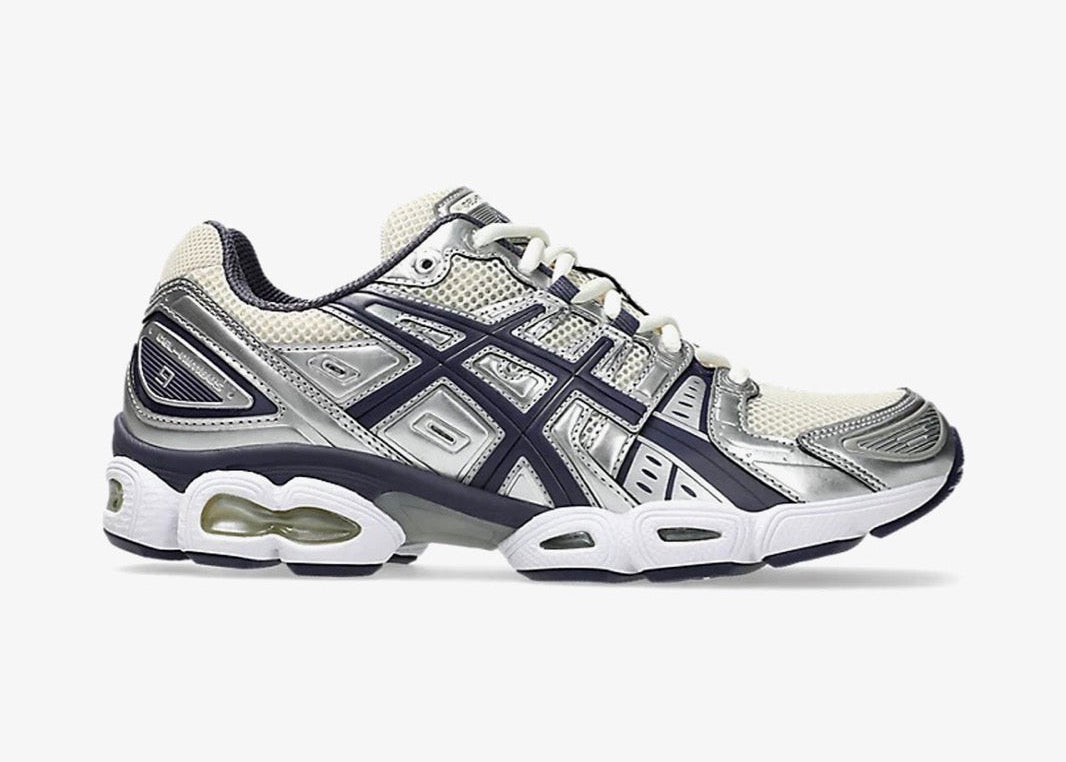 ASICS Gel-Nimbus 9 en mesh Oatmeal avec détails Indigo Fog et amorti GEL visible.