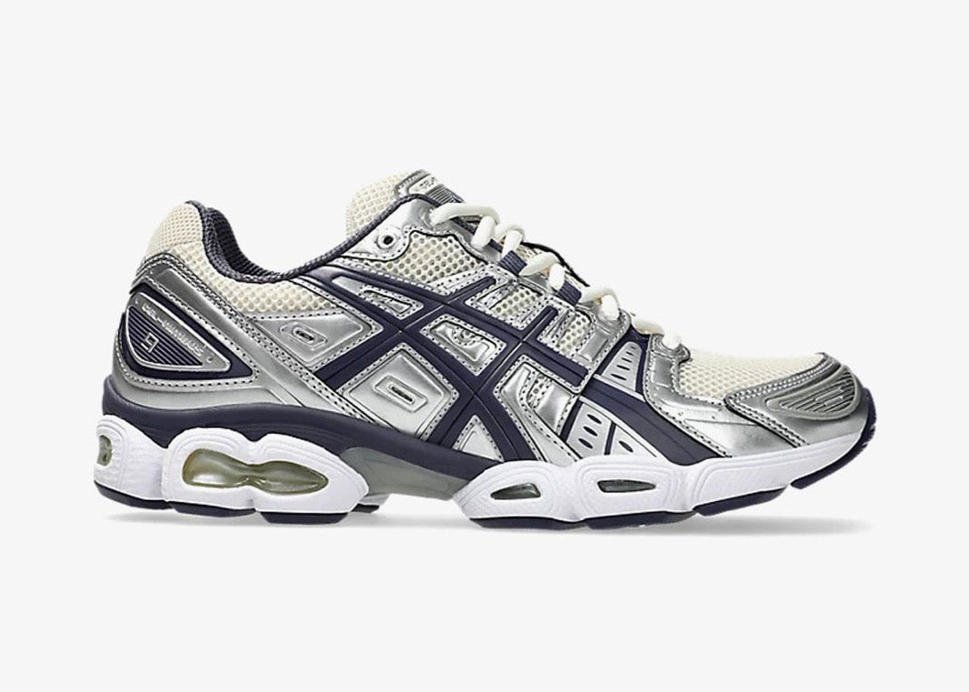 ASICS Gel-Nimbus 9 en mesh Oatmeal avec détails Indigo Fog et amorti GEL visible.