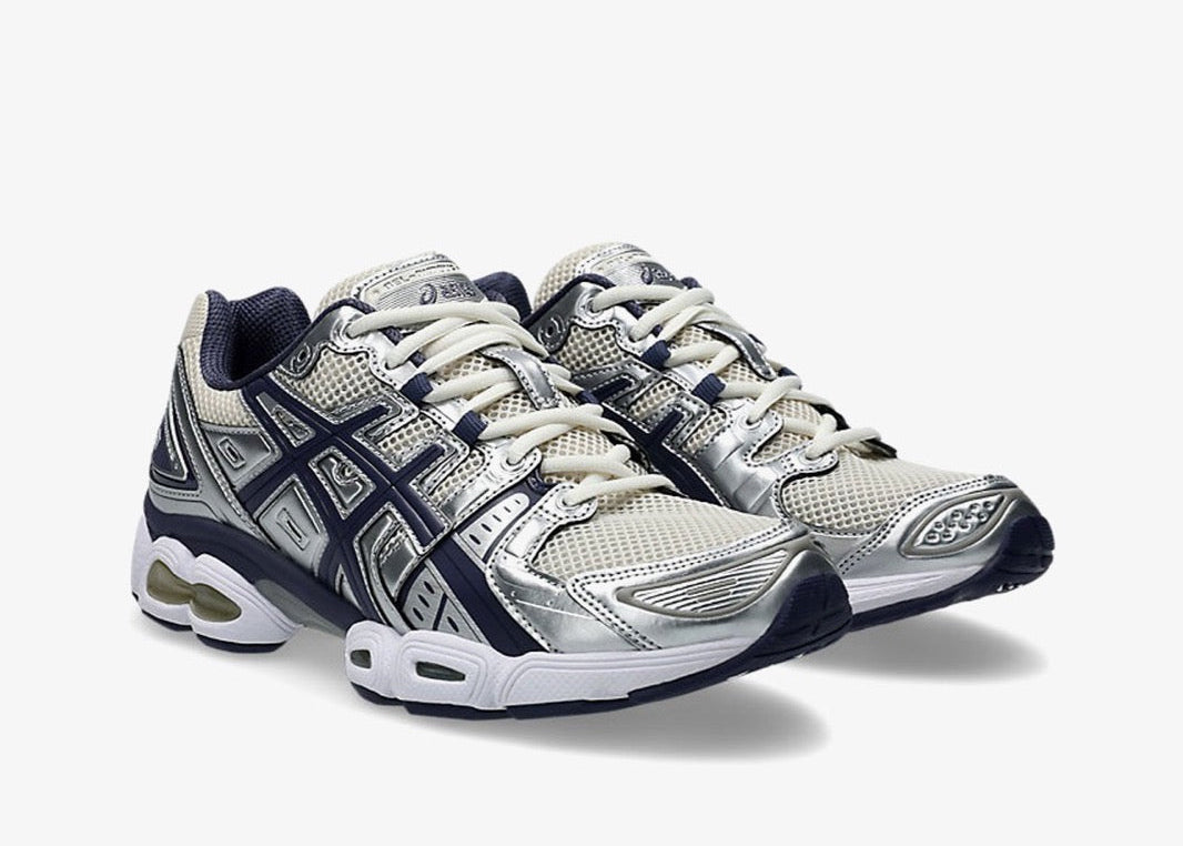 ASICS Gel-Nimbus 9 en mesh Oatmeal avec détails Indigo Fog et amorti GEL visible.