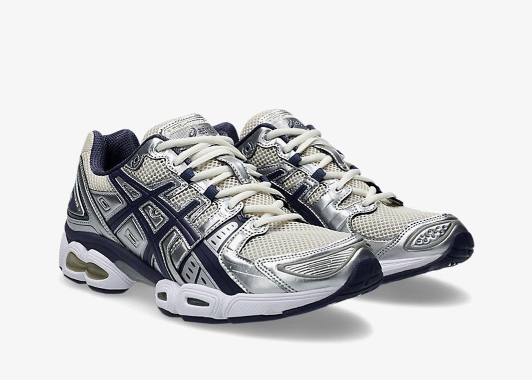 ASICS Gel-Nimbus 9 en mesh Oatmeal avec détails Indigo Fog et amorti GEL visible.