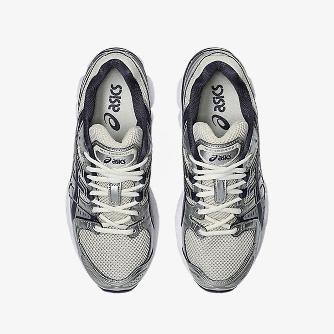 ASICS Gel-Nimbus 9 en mesh Oatmeal avec détails Indigo Fog et amorti GEL visible.